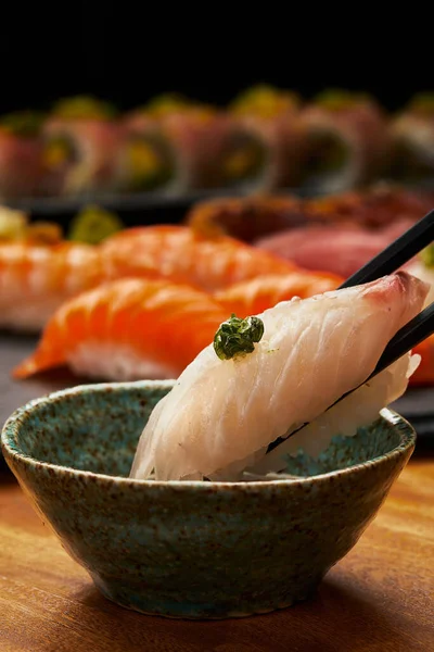 Eine Vertikale Nahaufnahme Des Eintauchens Von Sushi Nigiri Die Sojasauce — Stockfoto