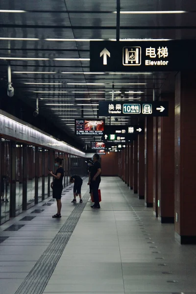 Eine Vertikale Aufnahme Von Fahrgästen Und Schildern Der Pekinger Bahn — Stockfoto