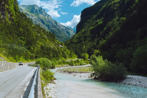 Une Vue Aérienne Route Montagne Entourée Arbres Buissons — Photo