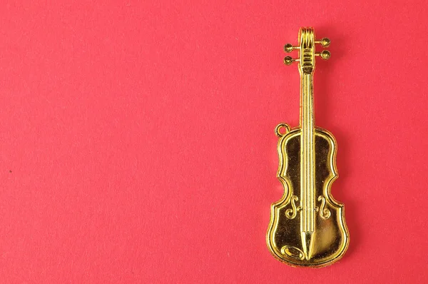背景に色がゴールド ヴァイオリン楽器置物 — ストック写真