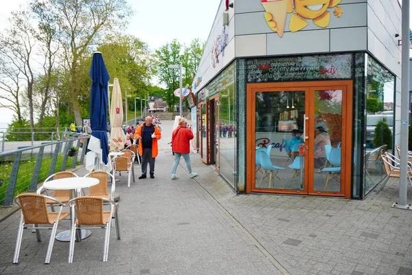 ポーランドのRewalの海辺のカフェの入り口に立つ人もいます — ストック写真