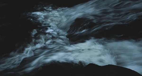 High Angle Shot Heavy River Flow Its Bank Covered Grass — Stock Photo, Image