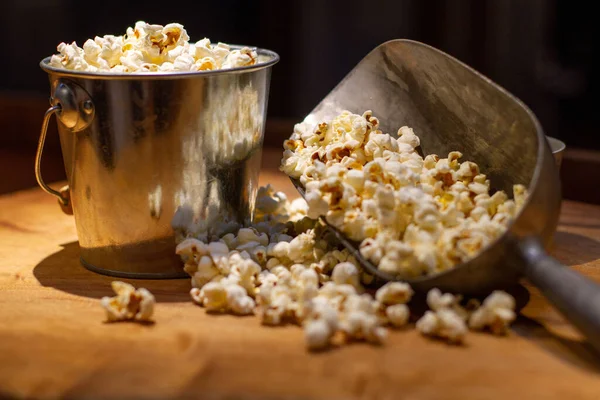 Närbild Läckra Popcorn Metallskålen Och Stor Metall Scoop — Stockfoto