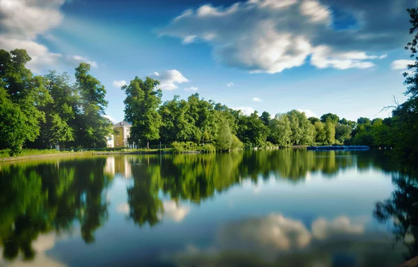 Långsam Slutarbild Fångas Ljus Sommar Eftermiddag Med Dimmiga Moln Och — Stockfoto