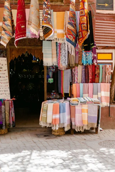 Plano Vertical Una Tienda Artesanía Tela Una Calle Marrakech Marruecos —  Fotos de Stock