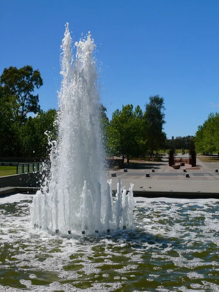 Ein Brunnen Vor Der Australischen Nationalbibliothek Canberra — Stockfoto