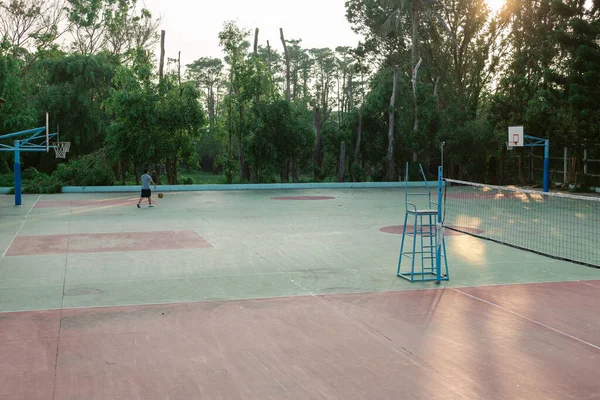 Ein Junger Mann Spielt Allein Basketball Auf Einem Sportplatz Taiwan — Stockfoto
