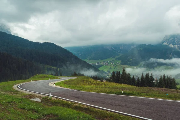 Landweg Omgeven Groene Heuvels Tegen Bewolkte Lucht — Stockfoto