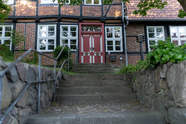 Eine Treppe Führt Einem Alten Eingang Aus Backstein — Stockfoto