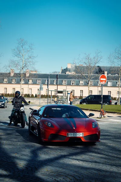 パリの街にあるヴィンテージカー — ストック写真