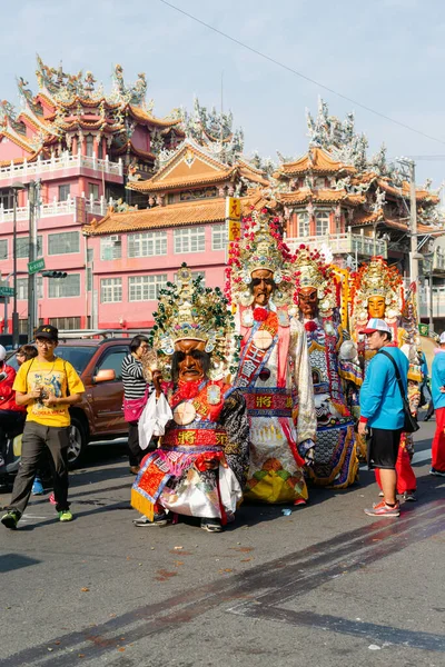 在台湾高雄举行的一次宗教游行中 身着传统服装的人被垂直地拍照 — 图库照片