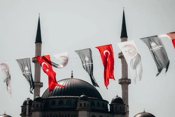 Banderas Turcas Vacaciones Fondo Mezquita Plaza Taksim Estambul —  Fotos de Stock