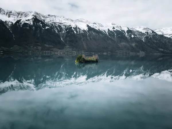 Una Splendida Vista Sulle Montagne Innevate Riflesse Nel Lago — Foto Stock