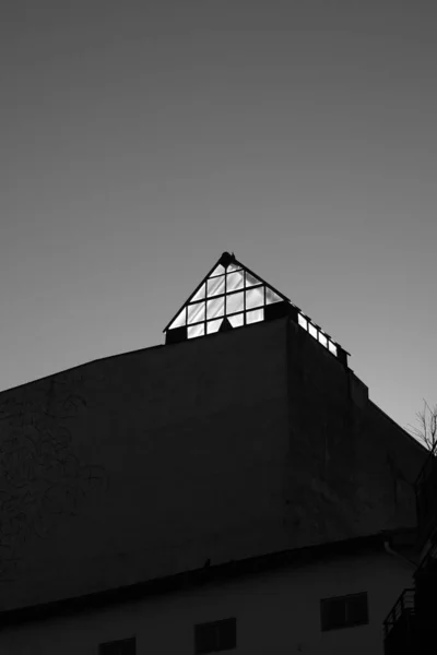 Низький Кут Пострілу Красивої Будівлі Скляним Дахом Сірому Кольорі — стокове фото