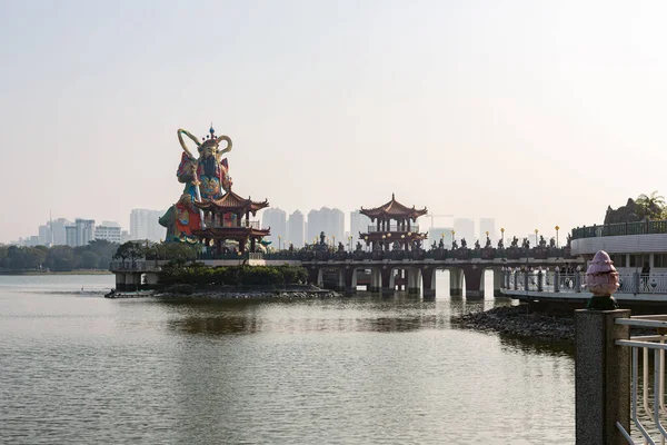 Gigantyczny Posąg Boga Taoisty Nad Jeziorem Lotosu Kaohsiung Tajwan — Zdjęcie stockowe
