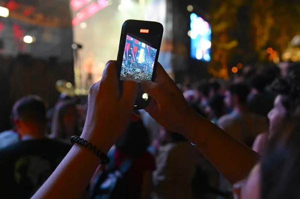 Konser Sırasında Kadınların Akıllı Telefonlarıyla Video Çektiği Yakın Plan Bir — Stok fotoğraf