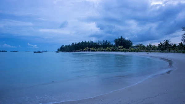 Ein Atemberaubender Blick Vom Strand Auf Das Ruhige Meerwasser Vor — Stockfoto