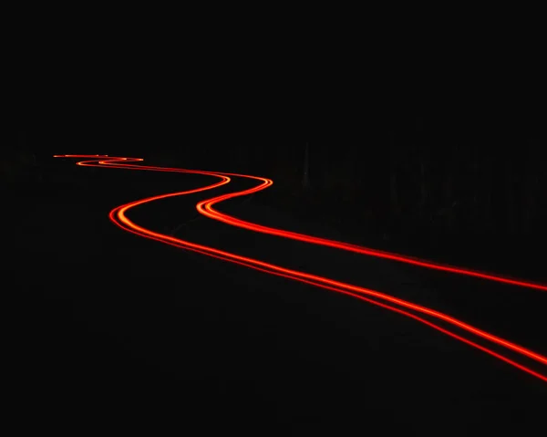 暗闇の中の曲がりくねった道 — ストック写真