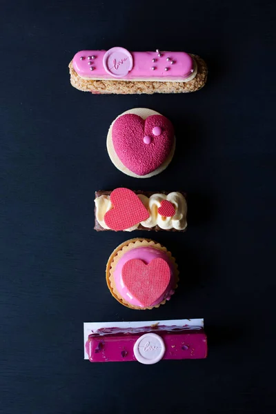 バレンタインデーに最適な列のケーキ — ストック写真