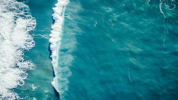 Denizin Dalgalı Turkuaz Suyunun Yüksek Açılı Görüntüsü — Stok fotoğraf