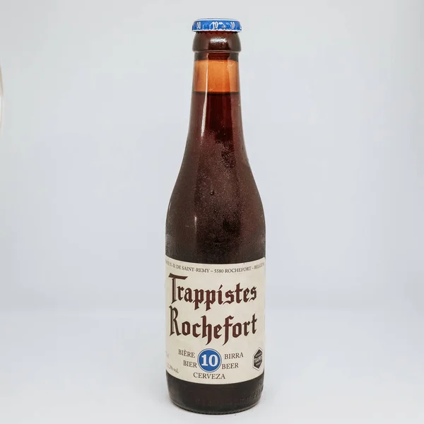 Una Botella Vidrio Trappistes Rochefort Cerveza Aislada Sobre Fondo Gris —  Fotos de Stock