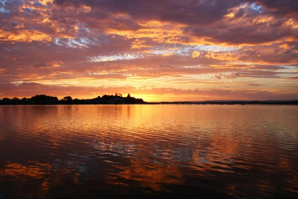 Céu Laranja Brilhante Por Sol Sobre Mar — Fotografia de Stock