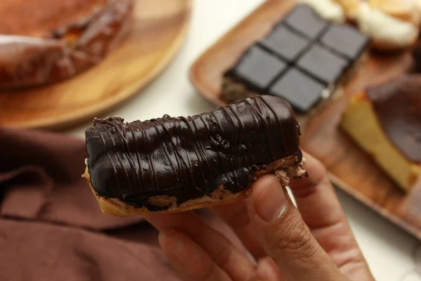 Uma Foto Close Homem Segurando Uma Deliciosa Sobremesa Chocolate Depois — Fotografia de Stock