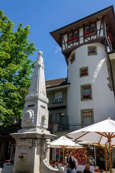 スイス ベルンのダウンタウンにある彫像や歴史的建造物の垂直ショット — ストック写真