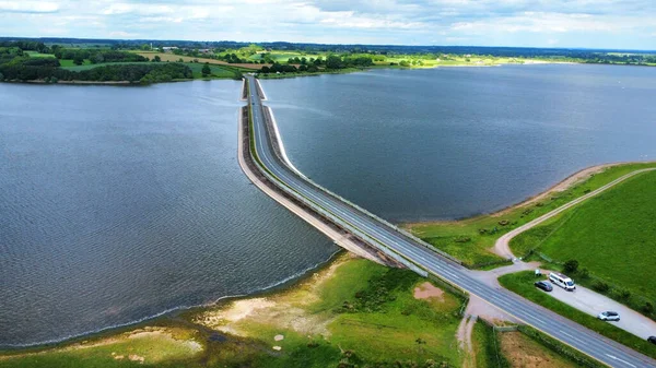 İngiltere 'de bir yol köprüsü olan Blithfield rezervuarının güzel bir manzarası.