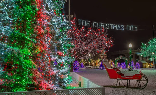 Een Helder Verlichte Boom Taunton Massachusetts Kerst Vertoning Het Plein — Stockfoto