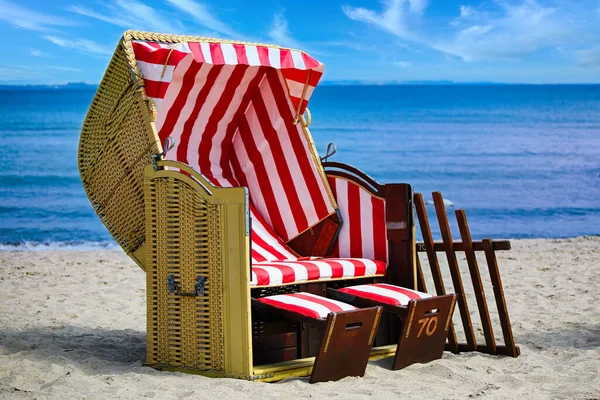 Plážové Židle Břehu Timmendorfer Baltském Moři Modrou Oblohou — Stock fotografie