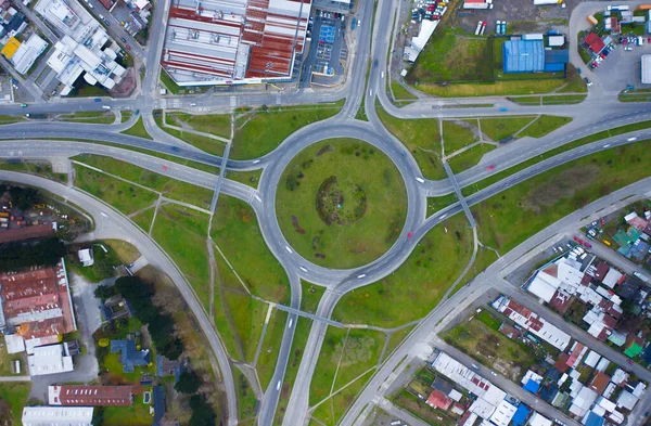 智利蒙特港市有绿草坪的十字路口的鸟瞰图 — 图库照片