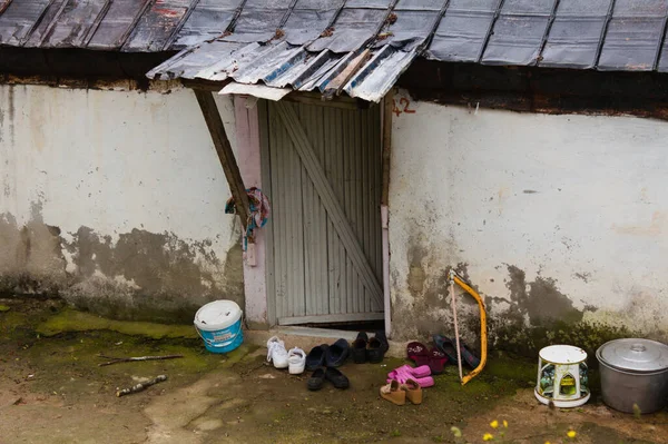 Entrée Une Ancienne Maison Campagne Avec Chaussures Bols Côté Porte — Photo