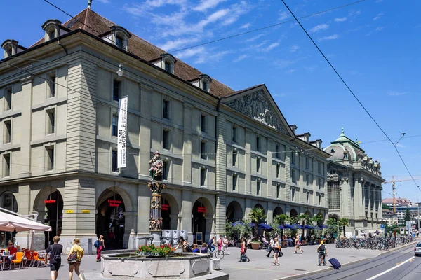 Typisk Gata Med Historiska Byggnader Och Besökare Centrala Bern Schweiz — Stockfoto