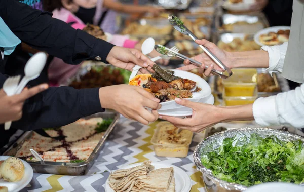 Hari Raya Sırasında Açık Büfeden Yemek Alan Seçici Bir — Stok fotoğraf