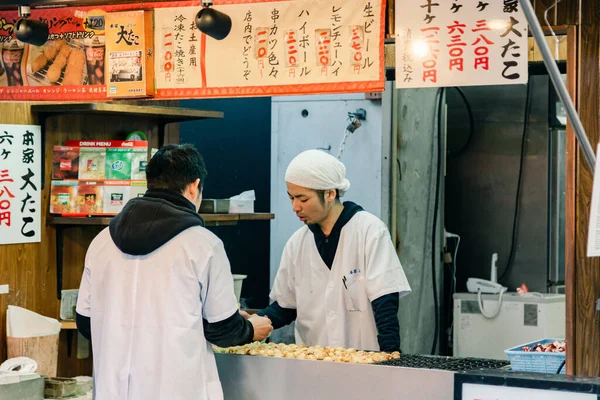 Gros Plan Homme Achetant Nourriture Rue Dans Ville Osaka Japon — Photo