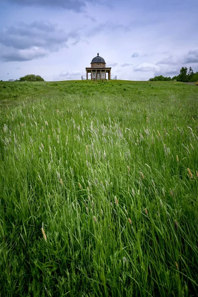 英国Sedgefield市Hardwick郊野公园一座绿山顶上一座纪念碑的垂直照片 — 图库照片