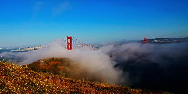 Uma Vista Distante Golden Gate Bridge Cercada Por Nuvens São — Fotografia de Stock