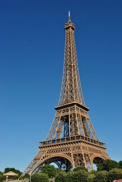 Egy Gyönyörű Alacsony Szögű Felvétel Eiffel Toronyról Párizsban Franciaországban — Stock Fotó