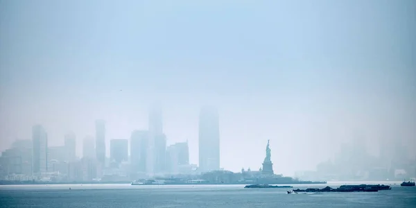 Het Vrijheidsbeeld Tegen Wolkenkrabbers Aan Kustlijn Mistig Manhattan New York — Stockfoto