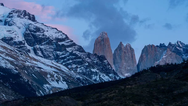 Ośnieżone Skaliste Góry Zachmurzonym Niebie Parku Narodowym Torres Del Paine — Zdjęcie stockowe