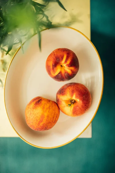 Three Peaches Bowl Next Vase Tarragon Herb — Stock Photo, Image