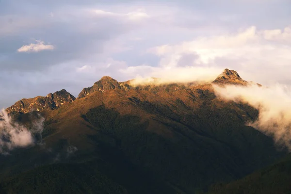 Een Prachtige Opname Van Een Berg Onder Een Bewolkte Lucht — Stockfoto