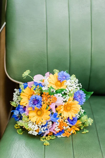 Вертикальний Знімок Букета Різнокольорових Квітів Стільці — стокове фото