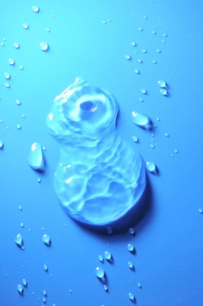 Enkele Druppels Water Een Blauwe Textuur Achtergrond — Stockfoto