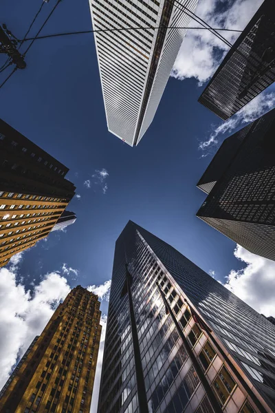 Een Verticaal Lage Hoek Shot Van Moderne Wolkenkrabbers Blauwe Bewolkte — Stockfoto