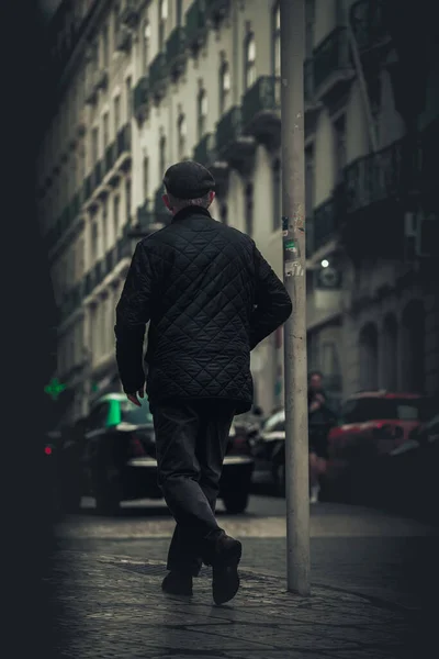 Hombre Solitario Caminando Por Calle Ciudad Lisboa —  Fotos de Stock