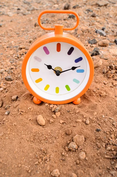 Orologio Analogico Classico Nella Sabbia Sul Deserto Roccioso — Foto Stock