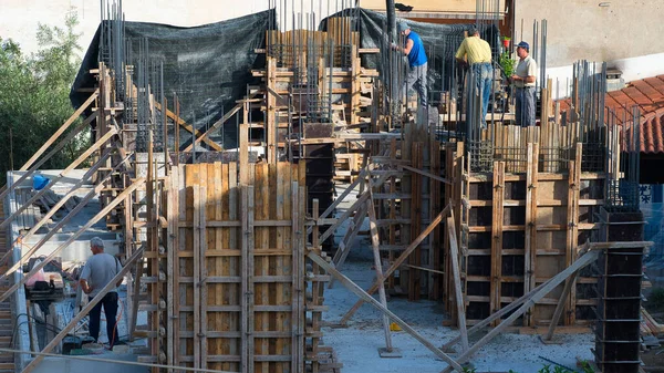 Trabalhadores Construção Civil Construir Uma Casa Para Construção Com Ajuda — Fotografia de Stock