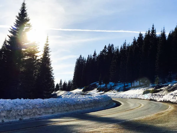 Piękne Ujęcie Drogi Krajobrazie Pokrytym Śniegiem Pod Słońcem — Zdjęcie stockowe
